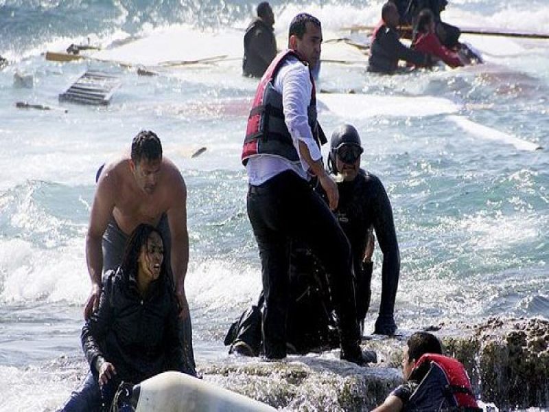 غرق مركب يحمل مهاجرين بشواطي ليبيا