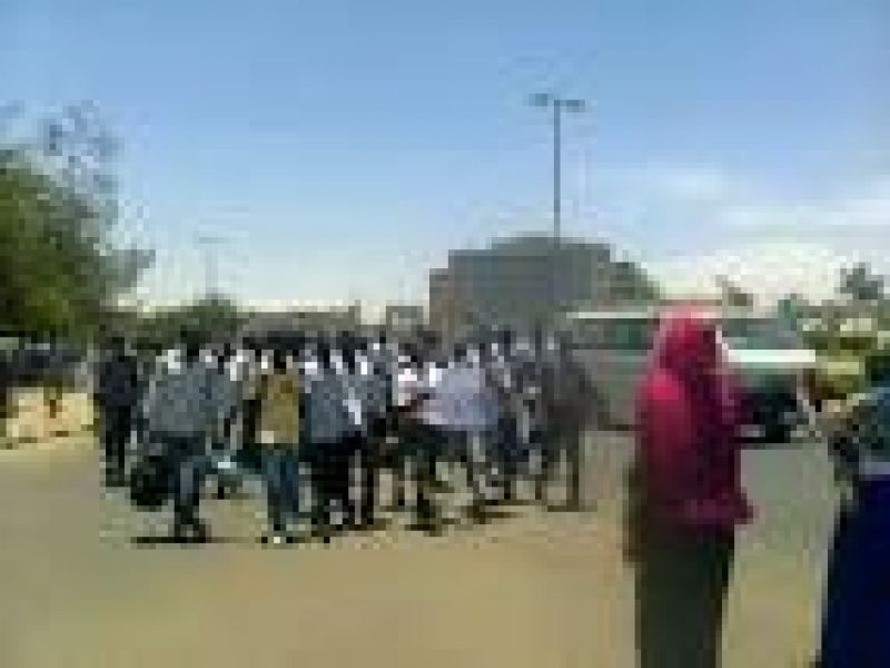 طالبات بجامعة السودان يفترشن الشارع بعد طردهن من الداخلية