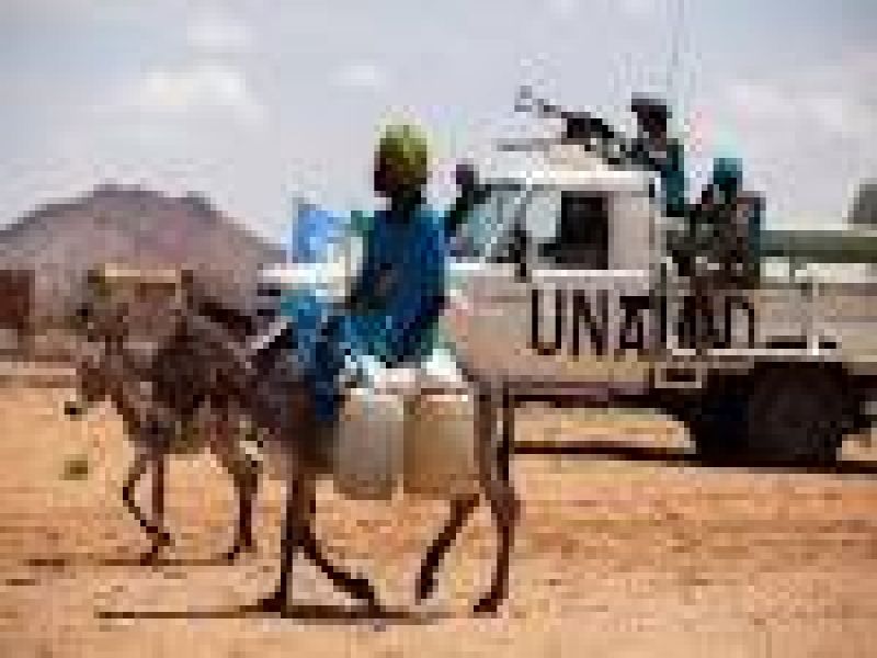 ملثمون ينهبون مروحية تابعة للأمم المتحدة في دارفور