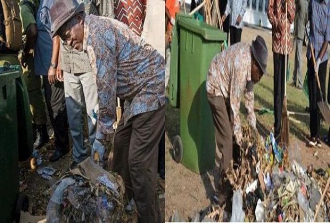 رئيس تنزانيا يجمع القمامة