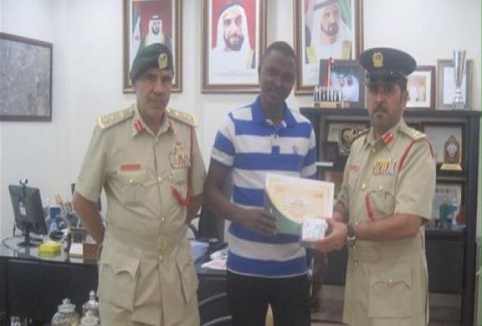 تكريم سوداني لأمانته في دبي سلم الشرطة 126 الف درهم