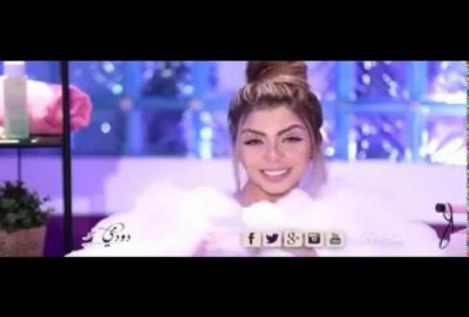 مذيعة مصرية تقدم برنامجها من داخل (البانيو)