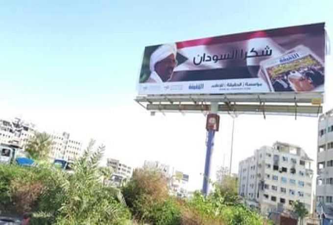 اليمن :لوحة ضخمة تحمل علم السودان وصورة البشير في أهم شارع بعدن تقديراً للمساندة