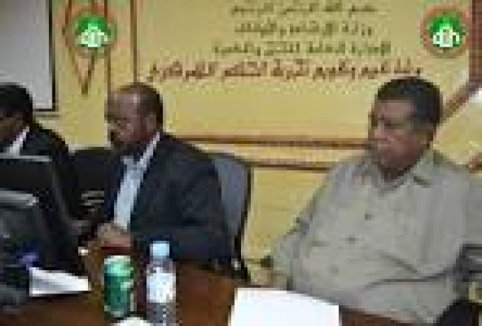 تصدق او لا تصدق ..وزير الإرشاد والاوقاف السوداني لا يملك وسيلة نقل خاصة ولا مصحفاً