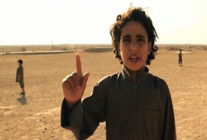 أصغر طفل داعشي تعلم القتل والذبح ويتوعد (الكفار)