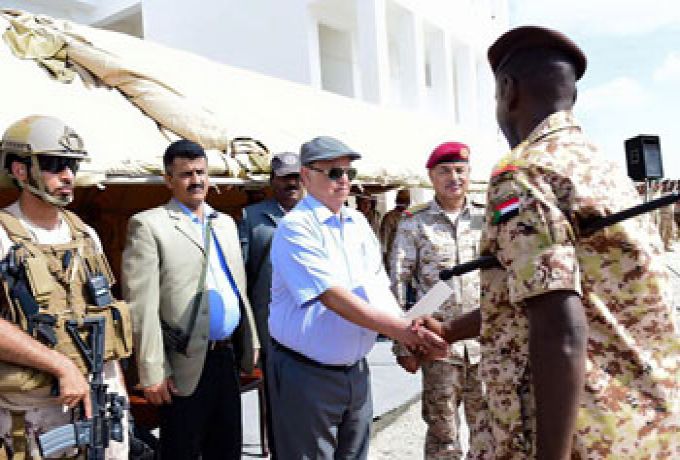 الرئيس اليمني يمنح وسام الشجاعة لقائد القوات السودانية المشاركة ضمن التحالف