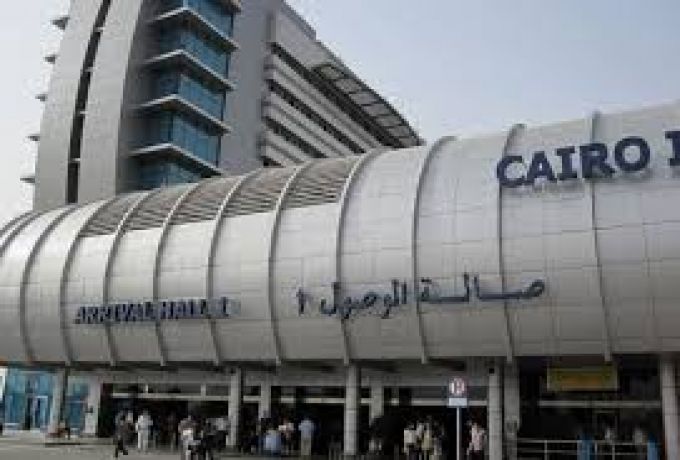 مصري يسرق سعودياً أثناء تحليق الطائرة