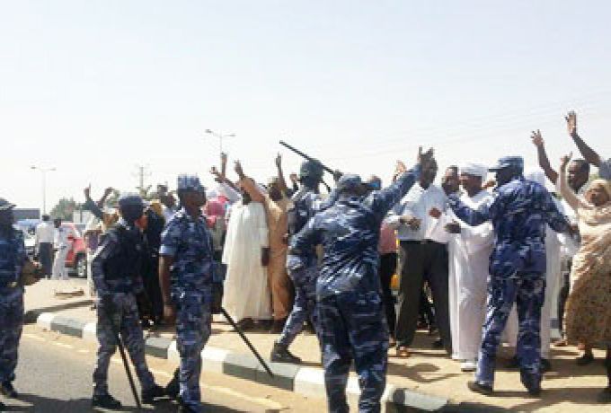 الشرطة السودانية تفرق وقفة إحتجاجية لبناء السدود بالقوة وتعتقل ناشطين