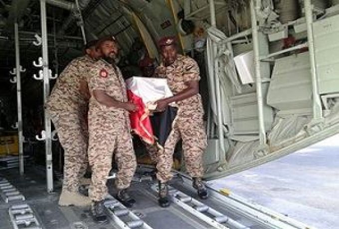 ريس هيئة الأركان بالجيش السوداني يقدم واجب العزاء لعائلة اول قتيل في اليمن