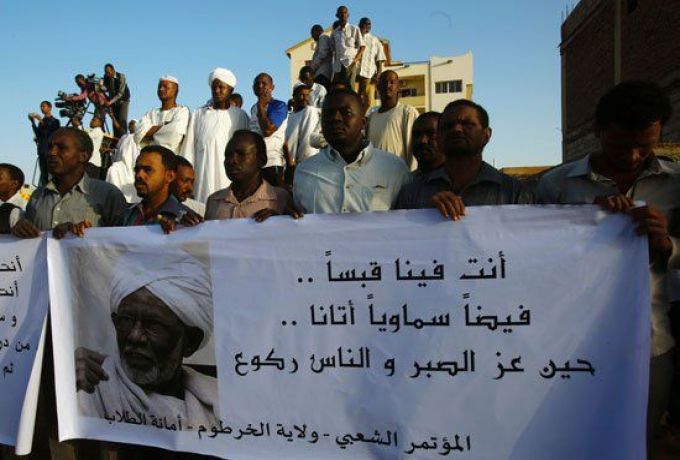 رحيل الترابي يقسم السودانيين الي فريقين