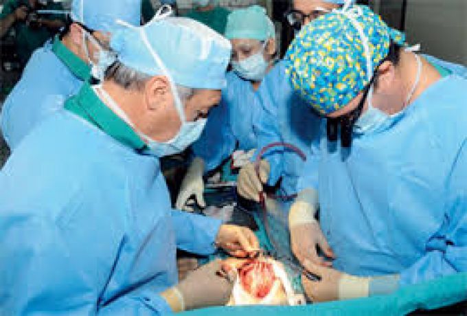 أطباء سعوديون يجرون عمليات قلب مجانية لـ 70 طفلاً سودانياً