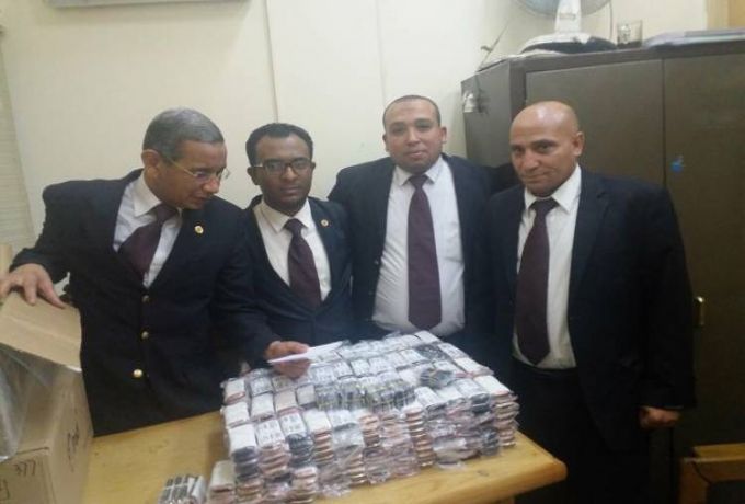 ضبط سوداني حاول تهريب 800 جهاز هاتف عبر مطار القاهرة