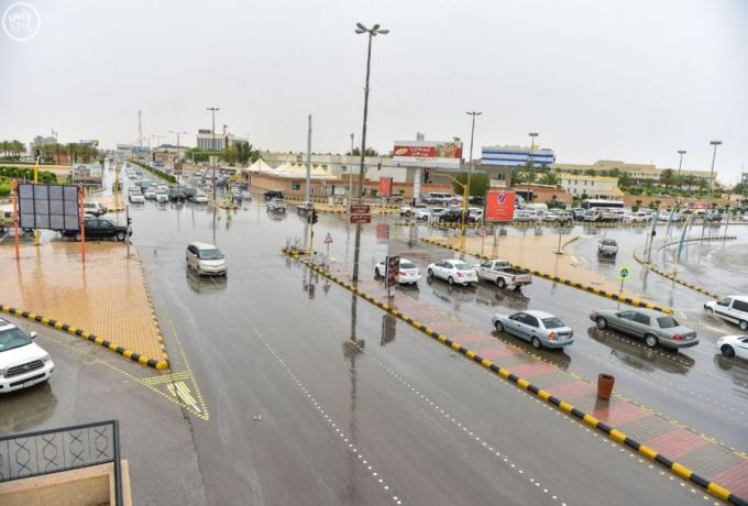 أمطار غزيرة تغلق المدارس بالعاصمة السعودية الرياض