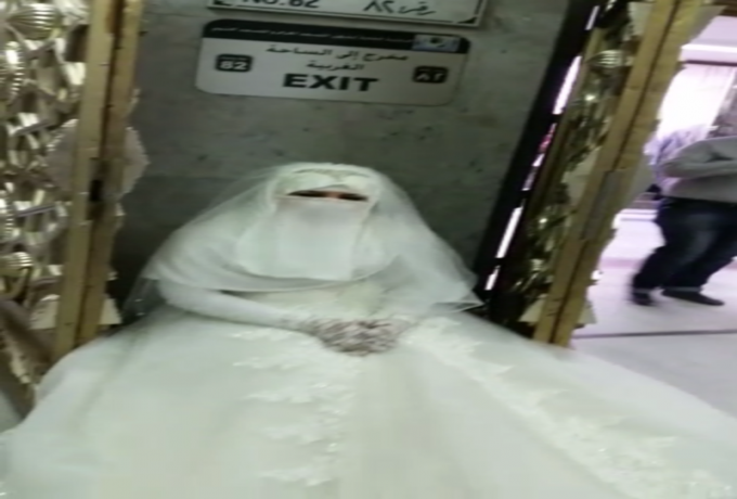 سعودية تحاول دخول الحرم المكي بفستان زفافها كاملاً