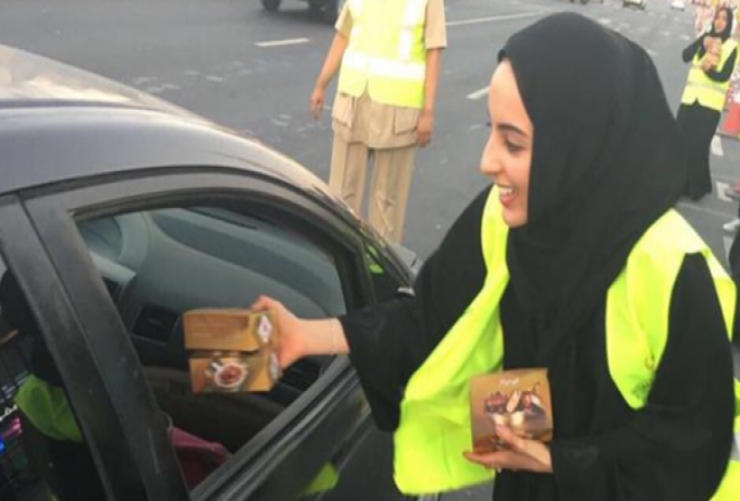 بالصورة.. أصغر وزيرة إماراتية توزع الطعام على الطرقات