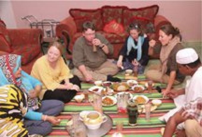 السفارة الامريكية تتناول الإفطار مع اسرة سودانية بالدروشاب