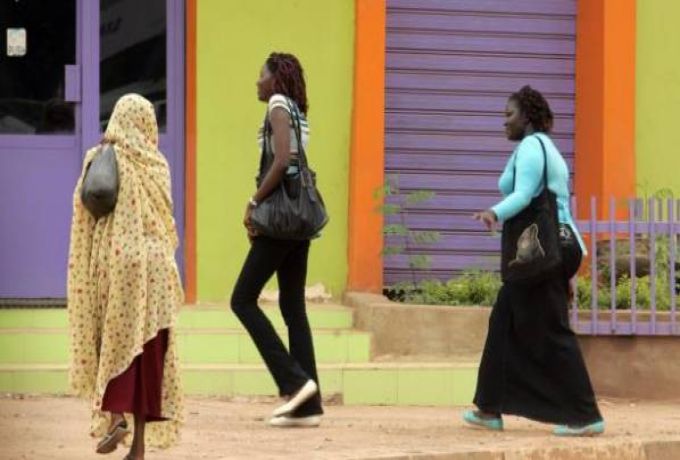 (الكشات تعود من جديد) ،محاكمة 16 فتاة سودانية لإرتداء (المناطلين)
