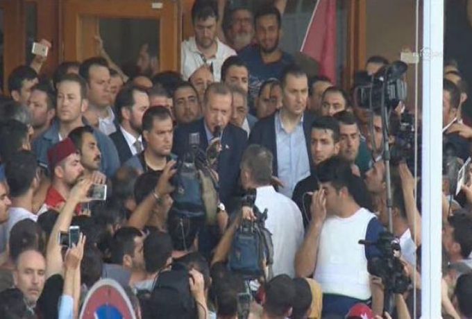 اردوغان يظهر وسط انصاره ويقول :الإنقلاب وحد الشعب التركي