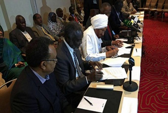 المعارضة السودانية توقع علي خارطة الطريق والوفد الحكومي يصل اديس ابابا
