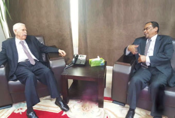 الخرطوم تبحث مع السفير الليبي أوضاع السودانيين العالقين في (قنفودة)