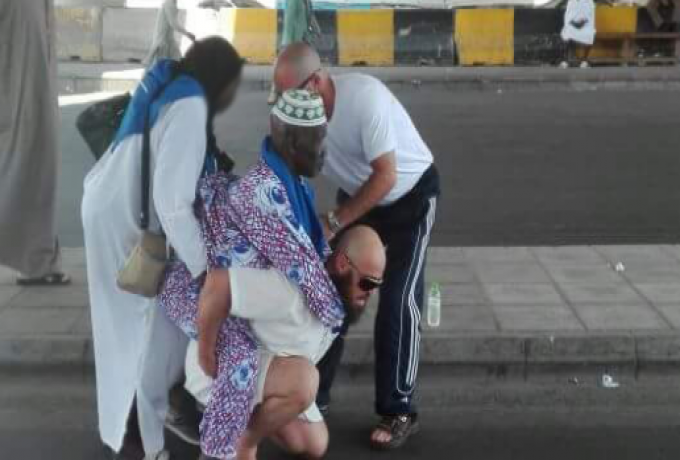 صورة ..موقف شاب اوروبي مع مسن افريقي في مكة تخطف الانظار