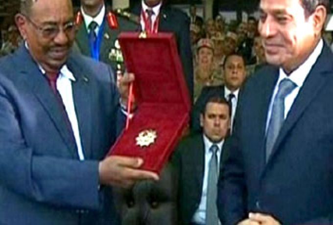 مصر تمنح البشير وسام الشرف لدوره ومشاركته في حرب اكتوبر
