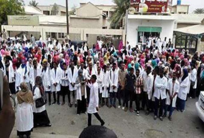 أزمة الاطباء بالسودان تتفاقم بدعوات مطالبة لإضراب شامل اليوم