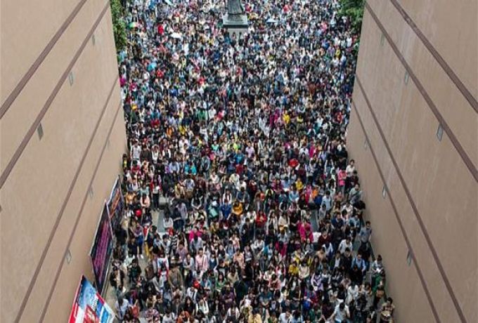 صورة.. 10 آلاف صيني يتقدمون لوظيفة واحدة