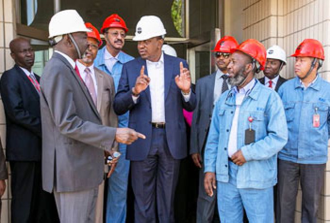 الرئيس الكيني يزور مصفاة الخرطوم ويشيد بتقدم السودان في مجال النفط