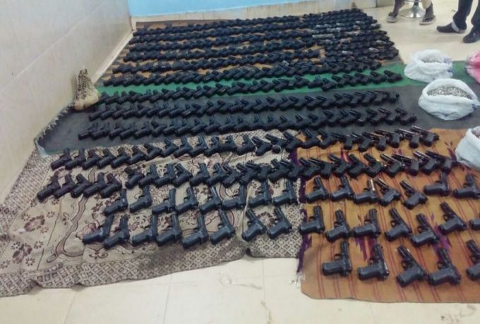 القبض عربة اسبورتاج لتهريب كبيرة من الاسلحة والذخائر الى خارج ولاية الخرطوم