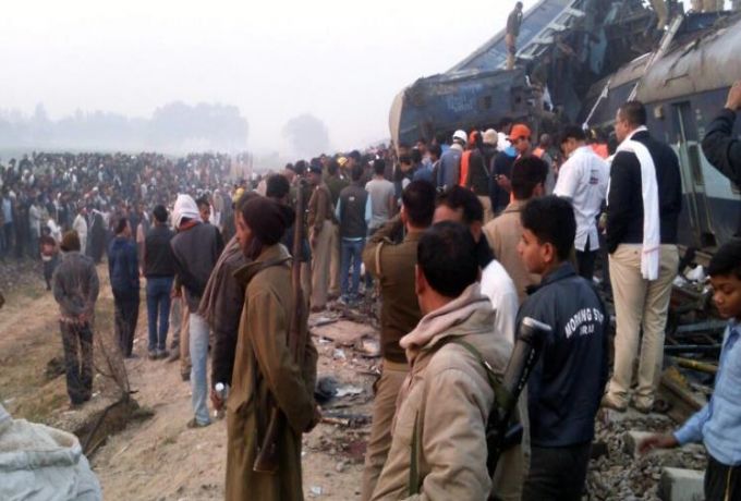 عشرات القتلي بحادث قطار خرج عن مساره بالهند