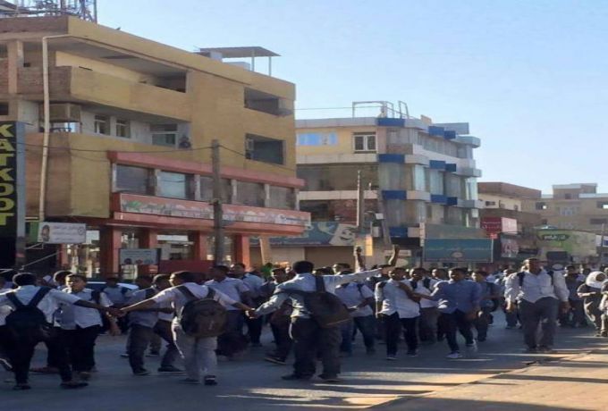 طلاب ثانويات ببحري يخرجون في تظاهرة ضد الغلاء