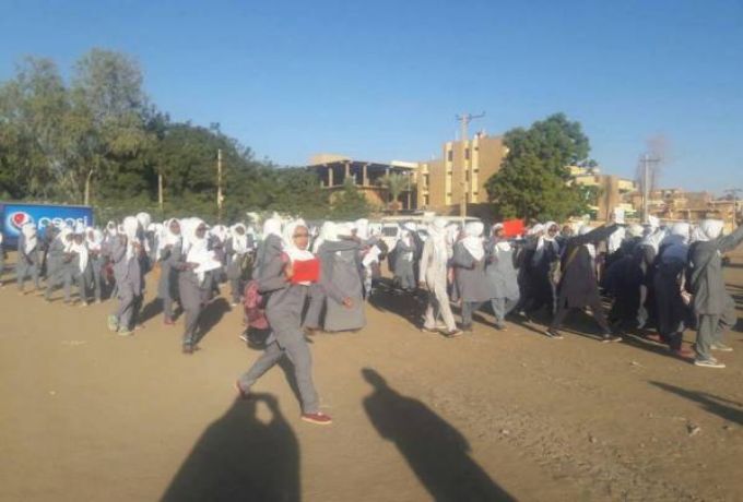 الأمن يعتقل معلمين ببحري علي خلفية التظاهرات الطلابية