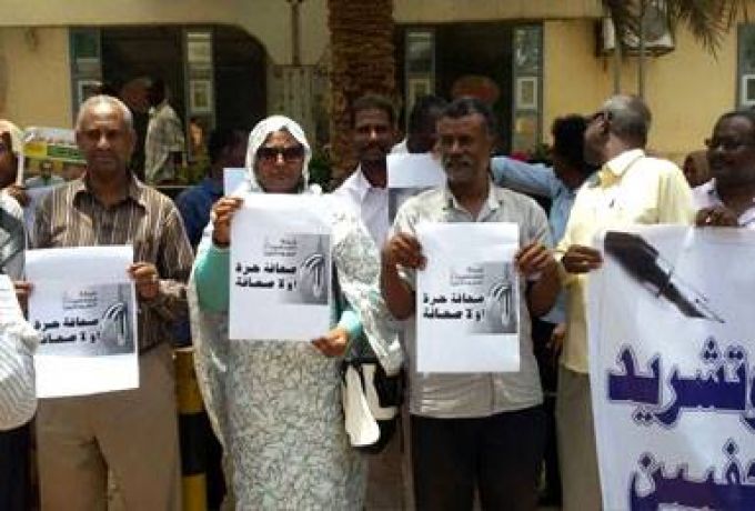 محامون ينفذون وقفة إحتجاجية امام وزارة العدل وصحفيون يعلنون إضراباً