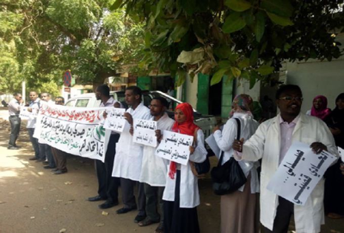 لجنة صيادلة السودان تدخل في إضراب وتنظم وقفة إحتجاجية