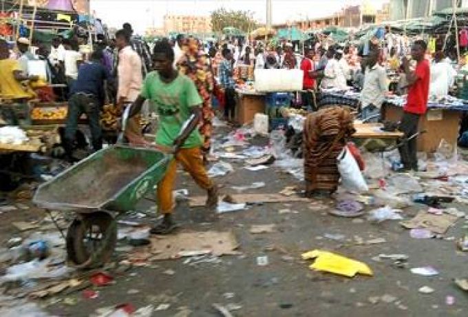 وزير البيئة: الشعب السوداني يتعامل مع النفايات بسطحية