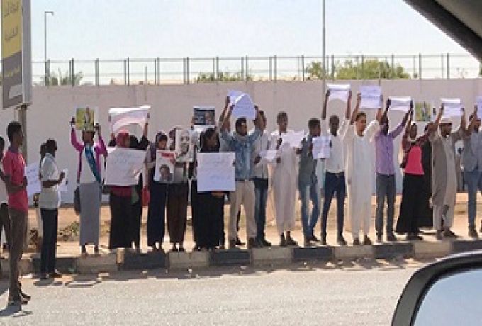 العشرات من أسر المعتقلين ينظمون وقفة إحتجاجية امام سجن كوبر