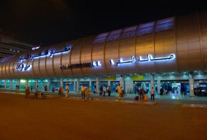 مصري يزور في اوراق رسمية للسفر الي السودان