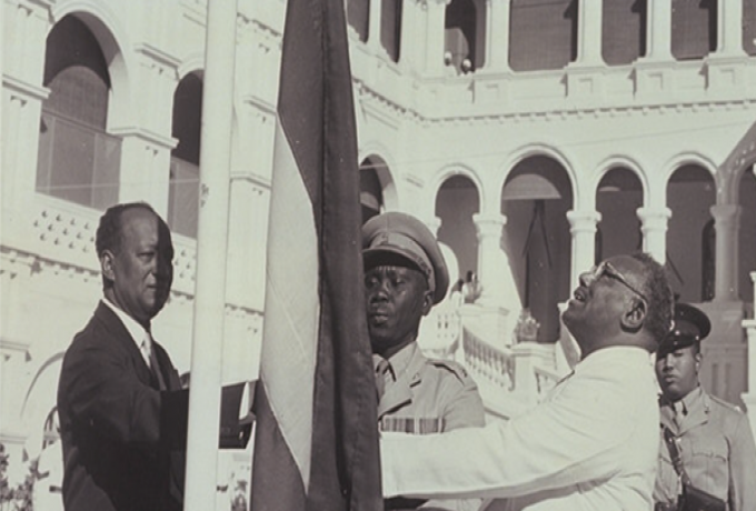 صور ..وفاة صاحب أشهر صورة وثقت لحظة إستقلال السودان