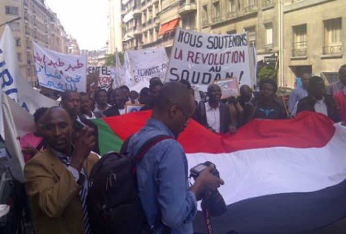 فرنسا تبعد 27 سودانياً من طالبي اللجوء السياسي