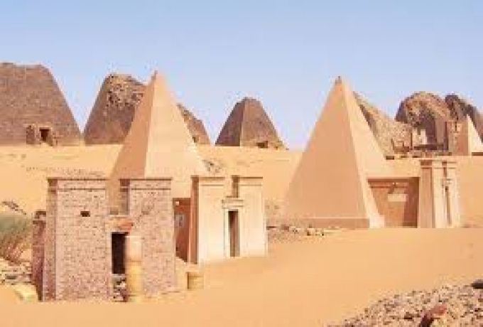 خبير كندي يؤكد قدم وعراقة الأهرامات السودانية