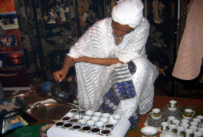 مسؤول بالداخلية:بائعات شاي أجنبيات يخلطن حبوب (الخرشة) مع الشاي