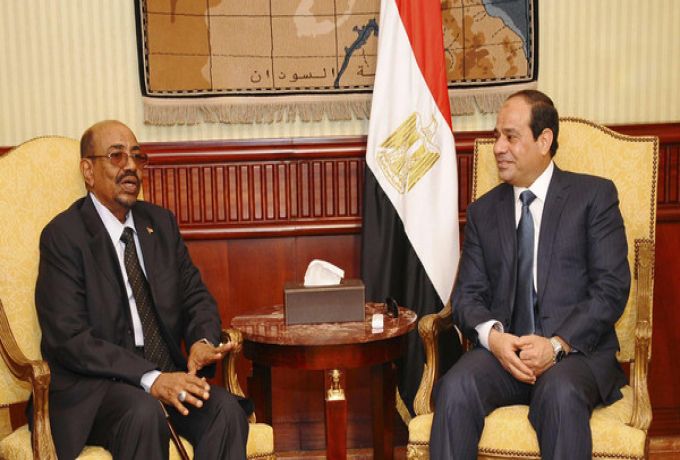موقع مصري:السيسي يؤكد للبشير أهمية التواصل الدائم بين البلدين