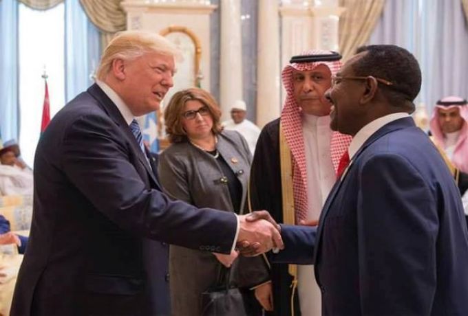 صورة ترامب وهو يصافح مندوب السودان تشعل مواقع التواصل