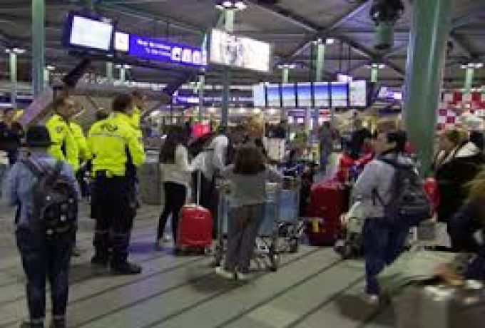 (التمباك) يحرج سودانياً بمطار امستردام