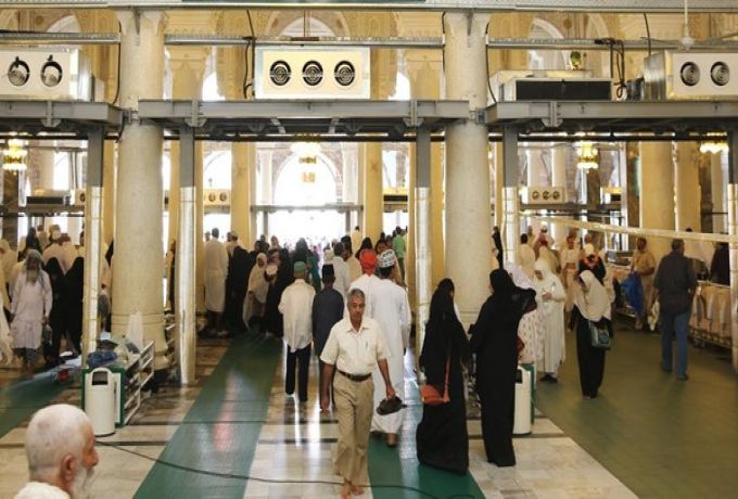السعودية تنفي منع دخول القطريين للمسجد الحرام
