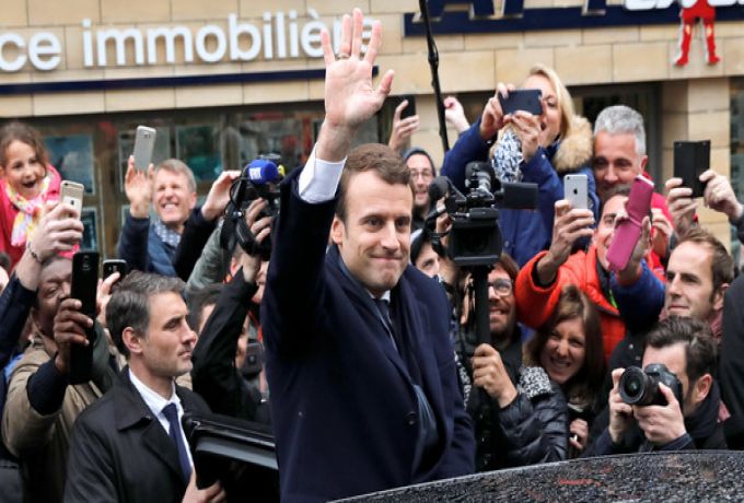 الرئيس الفرنسي يرحب بقدوم نيمار