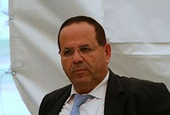 وزير إسرائيلي يدعو مبارك الفاضل لزيارة تل ابيب
