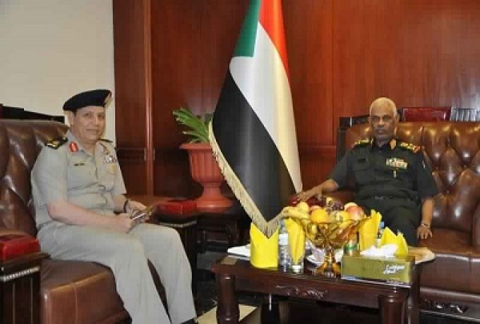 مباحثات بين وزير الدفاع ومدير المخابرات المصري حول الحدود والتهريب