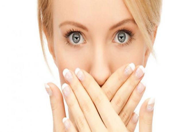 8 أسباب لرائحة الفم الكريهة